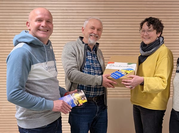 Martin Hatzelmann (Bürgermeister Markt Rettenbach), Margit Kellner (3000. Nutzerin) und Helmut Scharpf (fahrmob.eco)